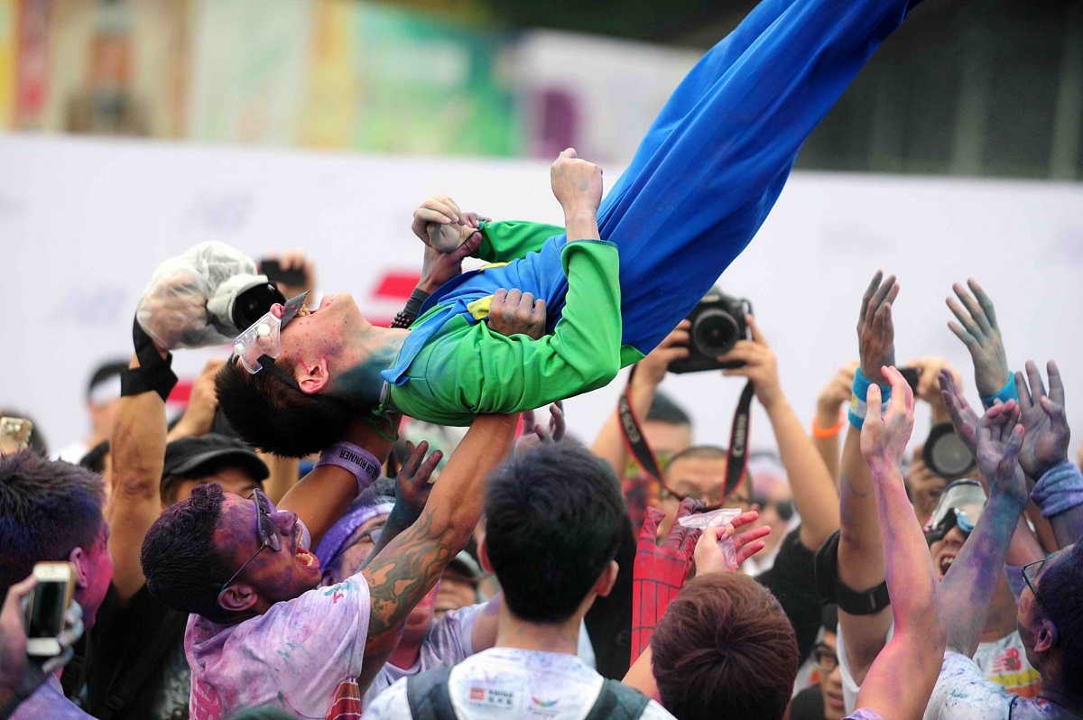 比赛场面激烈，球迷感受紧张刺激