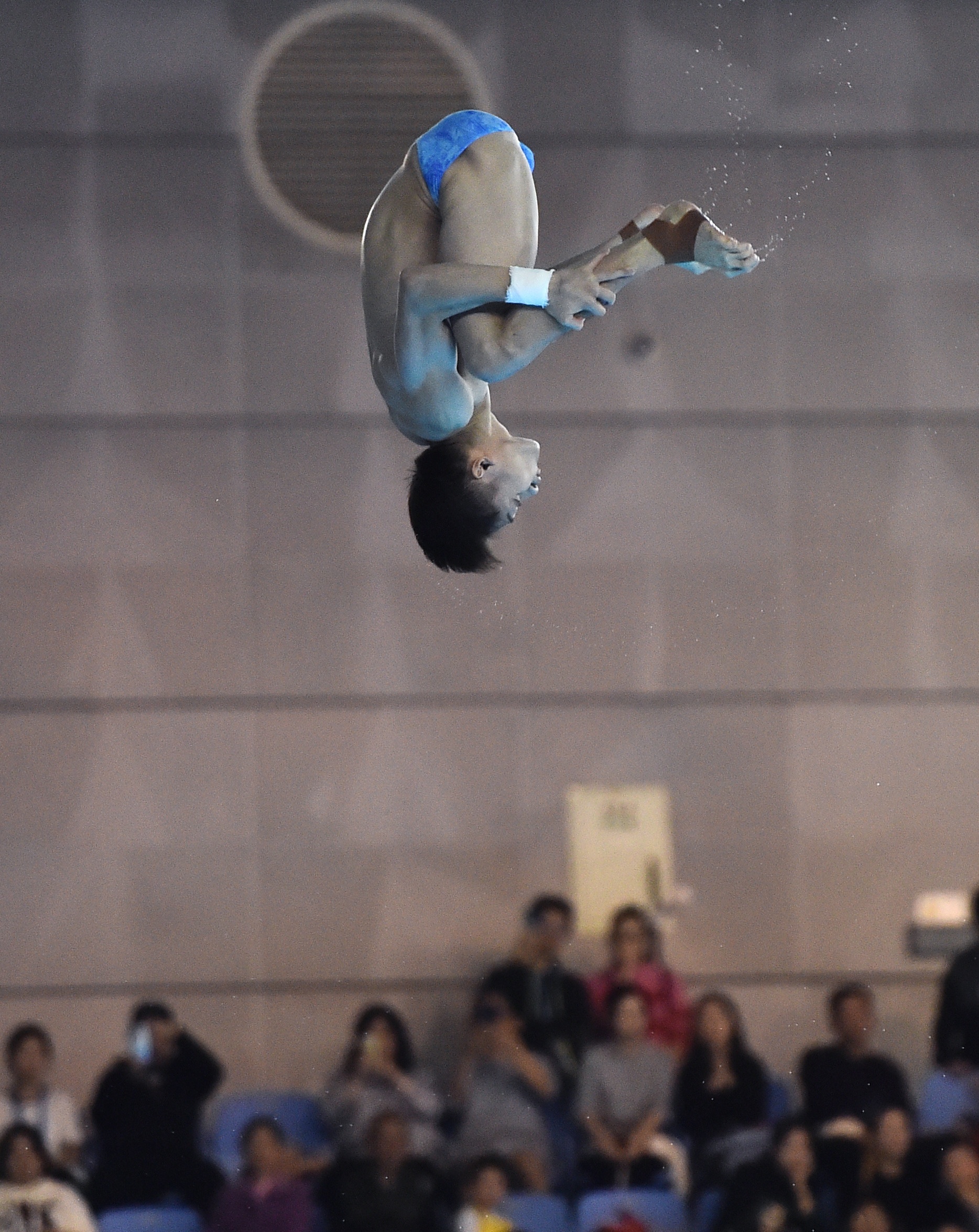 爱游戏入口-关于瑞士跳水选手完成男子3米板比赛，优雅姿态赢得好评的信息