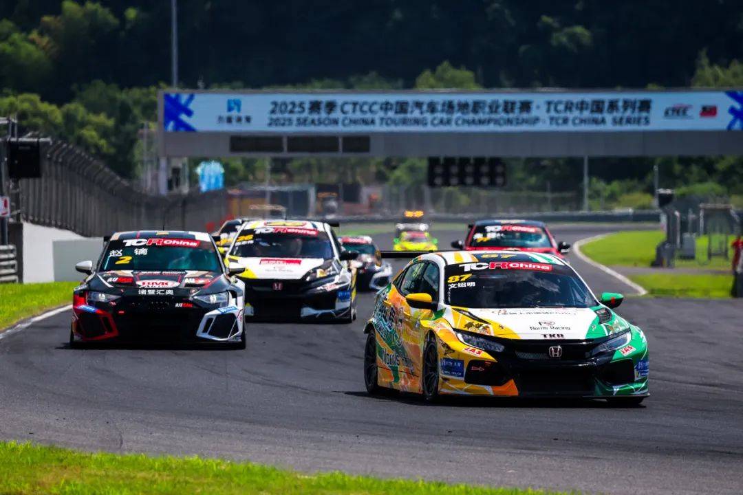 哈斯车队碾压索伯车队,诺里斯点燃赛场 哈斯车队碾压索伯车队,诺里斯点燃赛场