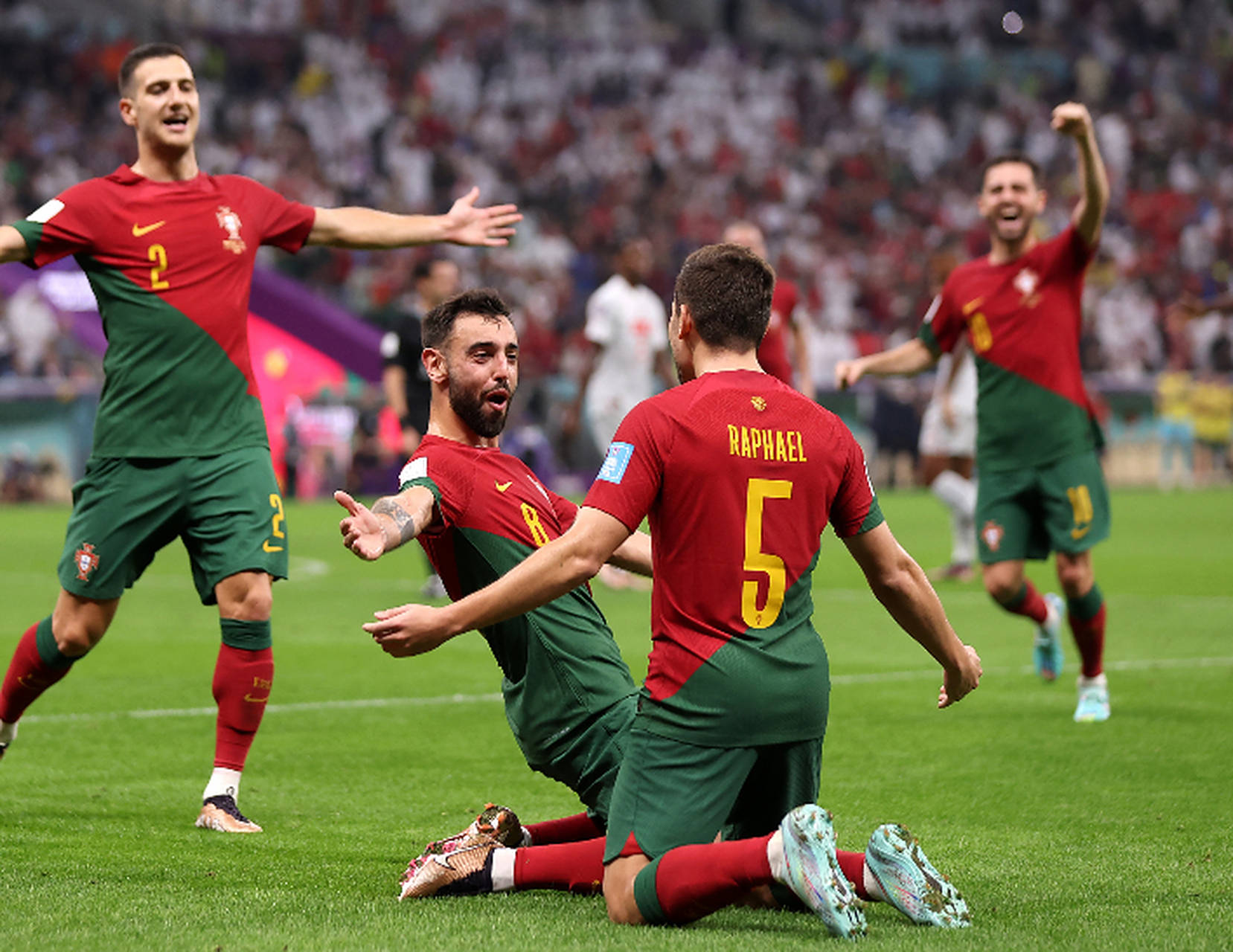 爱游戏下载-法国队鏖战葡萄牙队，奥恰洛夫点燃赛场